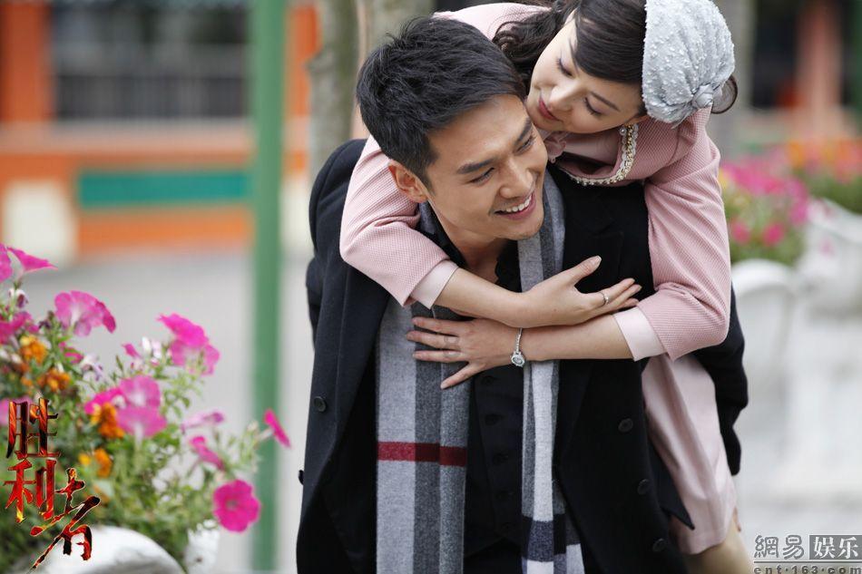 她与撒贝宁结婚4年，原来是个“二婚头”，前夫丝毫不比小撒差！