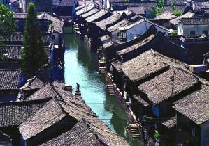 逃离古老的乡村房子
